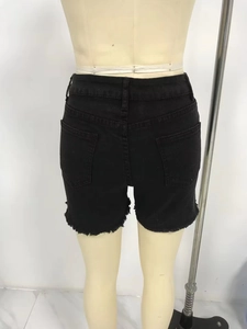 Detailansicht des ausgefransten Saums und der Gesäßtaschen an schwarzen Denim-Shorts