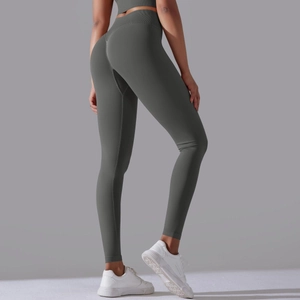 Macro-opname van de yoga-legging met hoge taille en push-up naden in donker grijsgroen