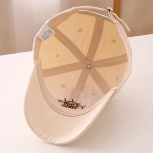 Dettaglio interno del cappellino in cotone con etichetta 100% cotone e cuciture rinforzate