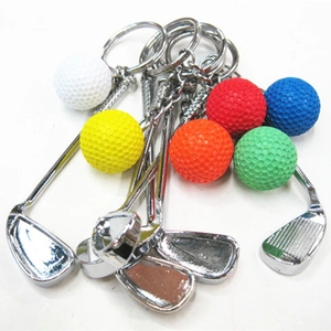 Detailopname van kleurrijke golfbal en metalen club sleutelhangers in een tros.