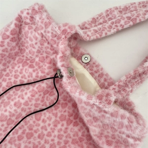 Detailopname van roze pluche tas met luipaardprint en handige magnetische sluiting