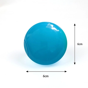 Vue détaillée d'une balle collante bleue de 6cm montrant la mesure précise du diamètre