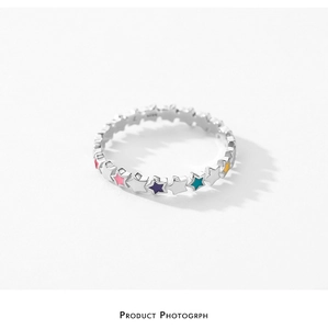 Détail de la bague en argent S925 avec des étoiles en émail coloré en design continu