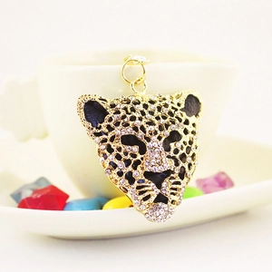 Sparkling leopard head keychain with gold plating and clear crystals for gift decoration