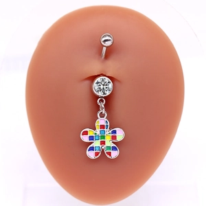 Gros plan sur piercing de nombril en forme de cœur avec pendentif fleur colorée