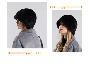 Détail rapproché du bonnet d'hiver noir en peluche montrant une texture épaisse