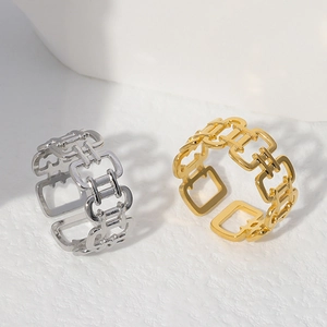 Nahaufnahme von gold- und silberfarbenen Edelstahlringen mit geometrischem Design.