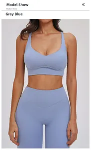 Detail van de grijsblauwe yogaset met de geribbelde textuur van de elastische sportstof