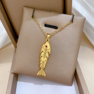 Collier carpe koï doré de luxe avec œil en rubis rouge et détails en cristaux
