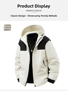 Detail der elfenbeinweißen Bergjacke mit Klettverschlussbündchen und Kontrasteinsätzen