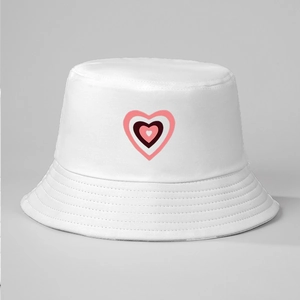 Dettaglio del cappello a secchiello in cotone bianco con motivo a cuori rosa multistrato