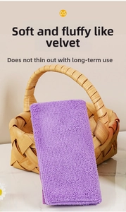 Macro del panno in microfibra viola che mostra la trama densa e i dettagli delle fibre