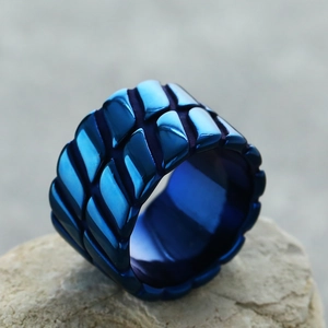 Makroaufnahme blauer Titanstahlring mit industrieller Reifenprofil-Textur