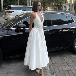 Weißes Neckholder-Maxikleid mit tiefem V-Ausschnitt, fließendem Rock und Taillierung