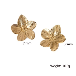 Detailed view of gold flower earrings with size 31mm by 33mm and weight 10.2g