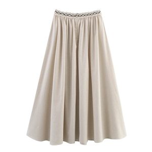 Détail de jupe longue en lin beige avec broderie géométrique à la taille éthnique
