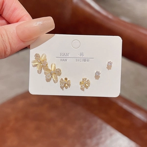 Detalle del juego de 6 pendientes de plata S925 con flores de ópalo y circonitas