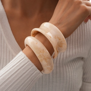 Set de bracelets rétro en résine à texture marbrée crème et beige, style géométrique