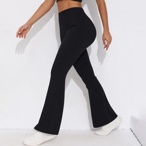 Seitenansicht der schwarzen High-Waist ausgestellten Yogahose mit Push-Up Effekt