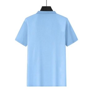 Vista detallada de la textura de punto tipo gofre azul claro en un polo de hombre
