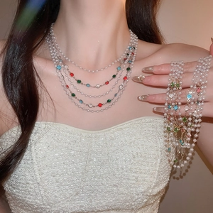 Gros plan d'un collier vintage multicouche avec perles blanches et perles en verre