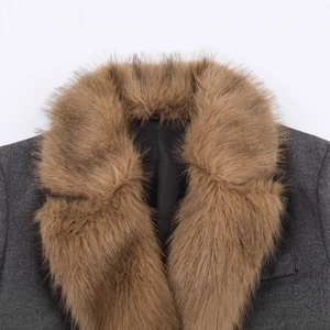 Cappotto grigio sciancrato testurizzato con collo in pelliccia sintetica marrone elegante