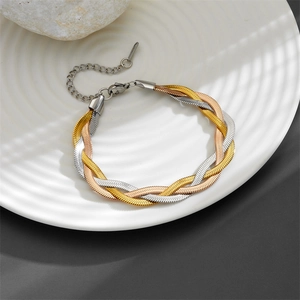 Dettaglio della collana a maglia piatta intrecciata in tre colori con chiusura a moschettone