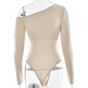 Détail du body beige à une épaule avec manches longues et texture de tissu froncé