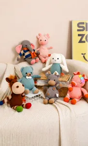 Vue détaillée de peluches d'animaux tricotées main aux tons doux de couleurs Morandi