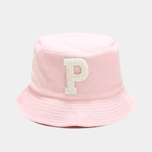 Détails du bob en tissu éponge rose avec broderie lettre P en peluche blanche