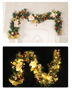 Primer plano de guirnalda navideña con flores doradas y luces LED brillantes sobre PVC