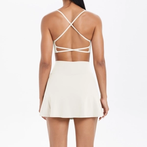 Detail von Yoga-Bra mit Kreuzrücken und hochtailliertem Tennisrock in Creme-Weiß