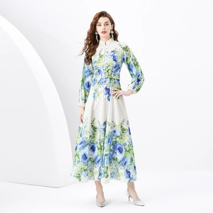 Vintage Maxikleid mit Stehkragen und blauem Rosenmuster für den perfekten Urlaubsstil