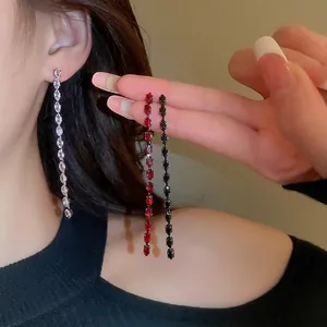 Orecchini a nappa in zircone e ago d'argento in rosso, nero e bianco lineare