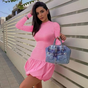 Robe en tricot rose à manches longues, coupe ajustée avec ourlet à volants et côtes