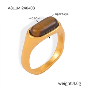 Makroaufnahme von 4,0g vergoldetem Titanring mit Tigerauge-Stein-Inlay und Mattierung