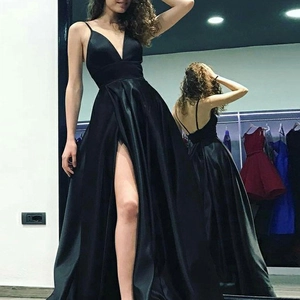 Robe de soirée élégante en satin noir avec col en V profond et fente haute sur la jambe