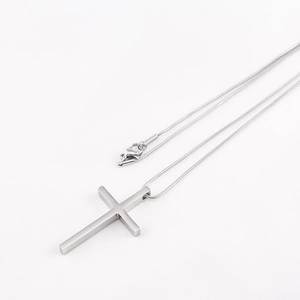 Collier avec pendentif croix en acier inoxydable argenté et chaîne serpent élégante