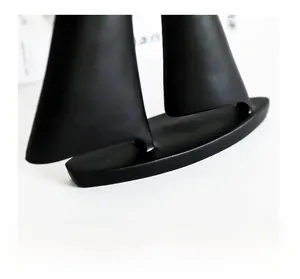 Detailaufnahme der mattschwarzen Harztextur der modernen Segelschiff-Skulptur für Deko