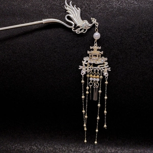 Détail de l'épingle à cheveux phénix argentée avec perles blanches et pompons pendants