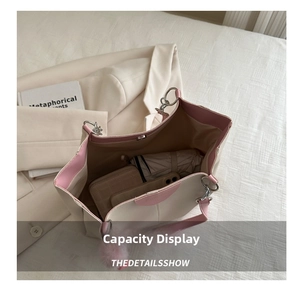 Vista dall'alto dell'interno spazioso di una borsa tote crema con bordi rosa chic