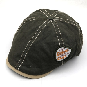Détail de la casquette rétro verte avec coutures contrastées et écusson brodé vintage