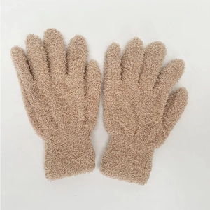 Detailopname van dikke camel koraalvlies handschoenen met elastische manchetten voor winter