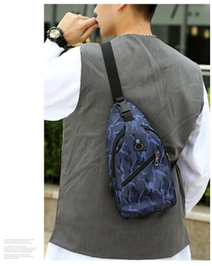 Détail du sac de poitrine camouflage imperméable montrant le port USB et la structure latérale
