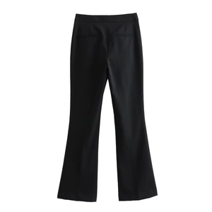 Vue détaillée du pantalon évasé noir à taille haute avec texture de costume de qualité