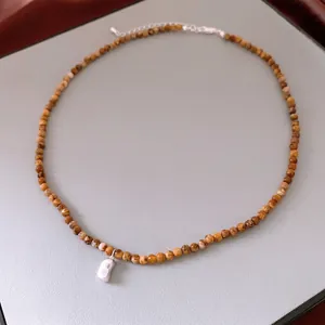 Collier de perles brunes avec pendentif perle d'eau douce irrégulière et chaîne en métal