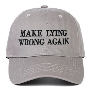 Dettaglio del ricamo nero Make Lying Wrong Again su un berretto di cotone grigio scuro