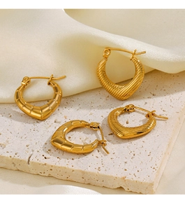 Détails de créoles torsadées plaquées or 18 carats et boucles bambou sur pierre