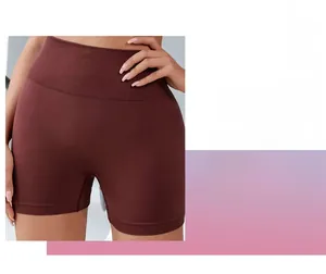 Dettaglio degli shorts da yoga in maglia senza cuciture rosso scuro con alta elasticità