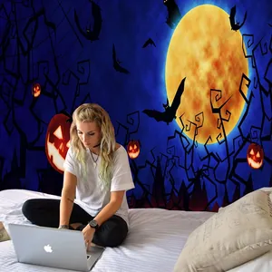 Detail van Halloween wandtapijt met pompoen en maan in een slaapkamer interieurdecor